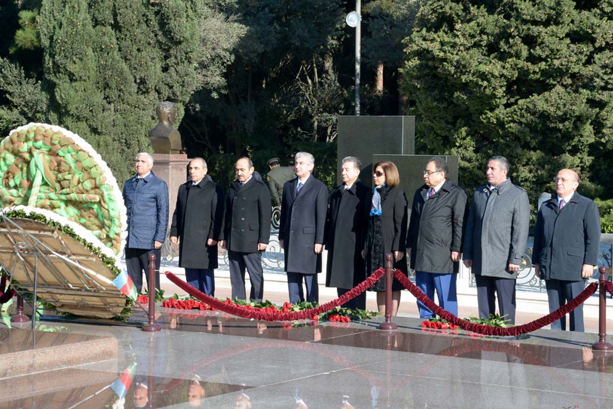 Представители правящей партии Азербайджана посетили Аллею почетного захоронения (ФОТО) - Gallery Image