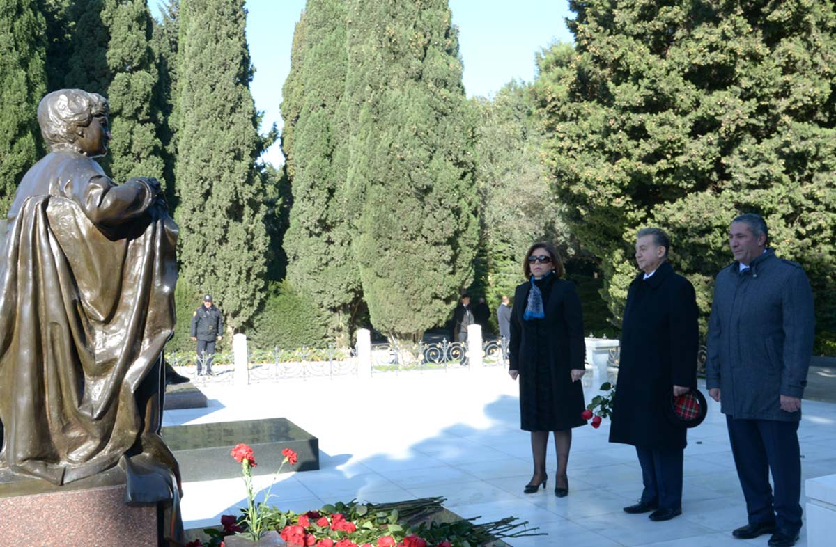 YAP-ın yaranmasının 23 illliyi münasibəti ilə partiya rəsmiləri Fəxri Xiyabanı ziyarət ediblər (FOTO)