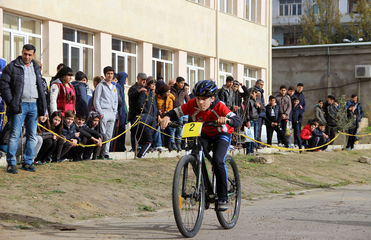Xətai məktəblilərinin velosiped yarışı (FOTO)