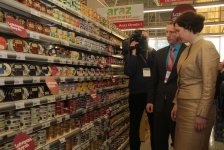 Латвийский министр в бакинском супермаркете (ФОТО)