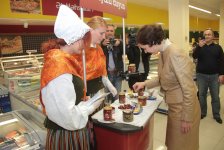 Латвийский министр в бакинском супермаркете (ФОТО)