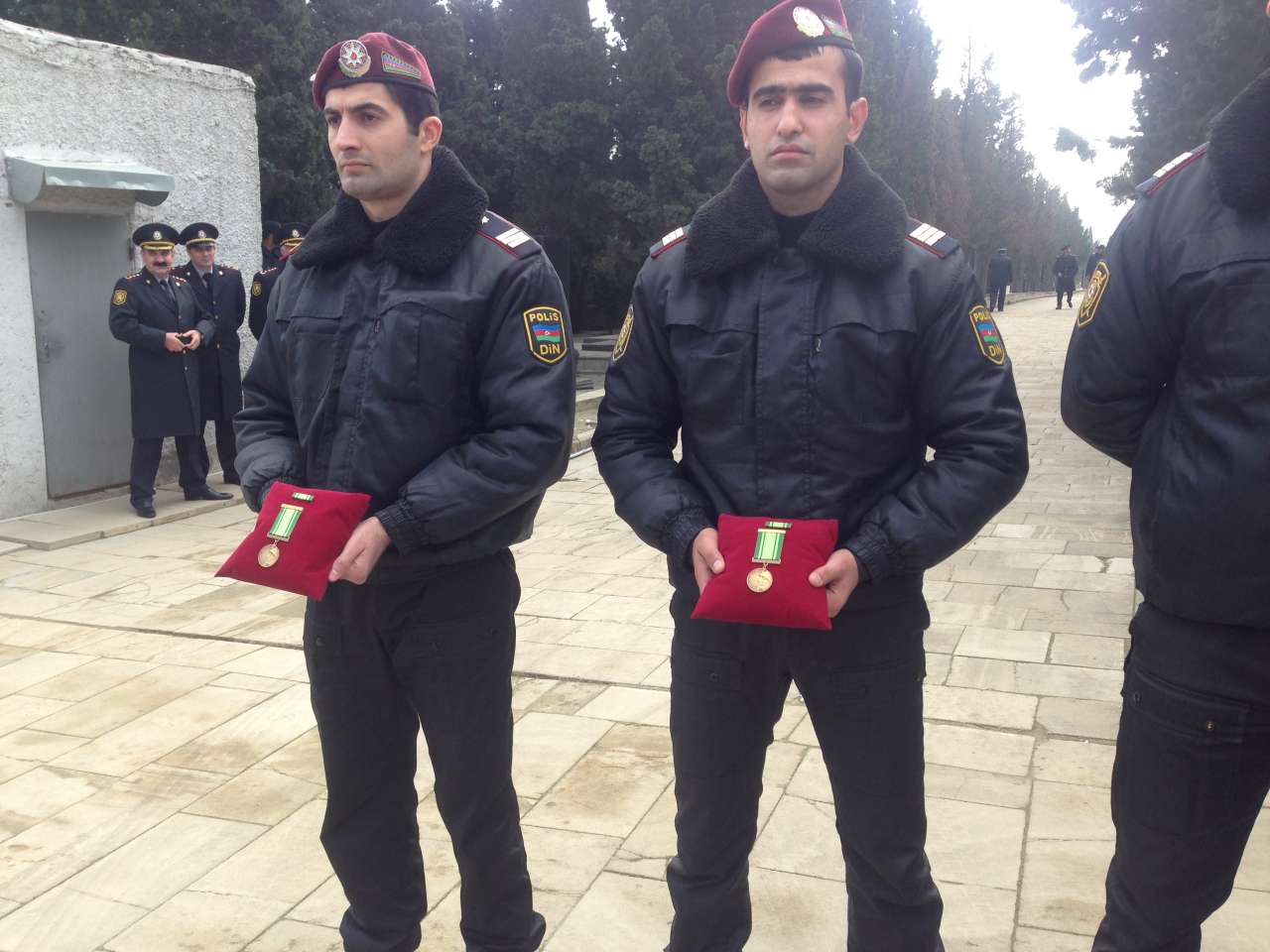В Баку хоронят полицейских, погибших от рук террористов в спецоперации в Нардаране  (версия 2) (ФОТО)
