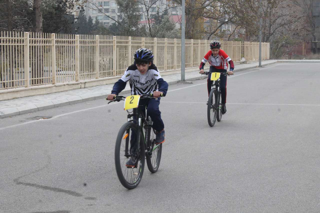 Nəsimi rayonu məktəblilərinin velosiped yarışı (FOTO) - Gallery Image