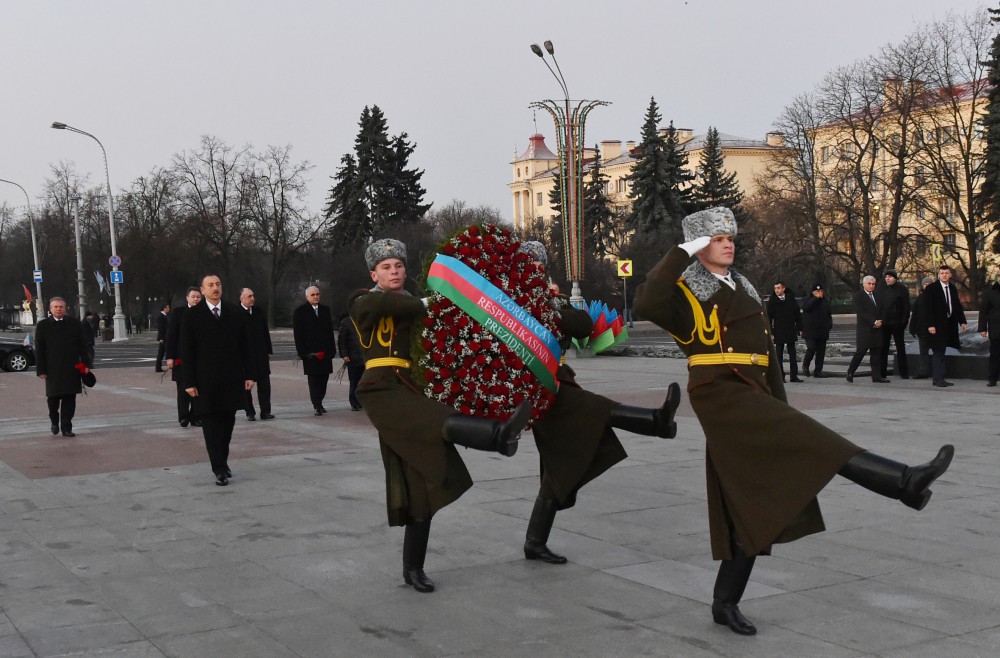 Президент Азербайджана посетил площадь Победы в Минске