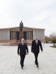 Azerbaijani president visits statue of national leader Heydar Aliyev in Nakhchivan