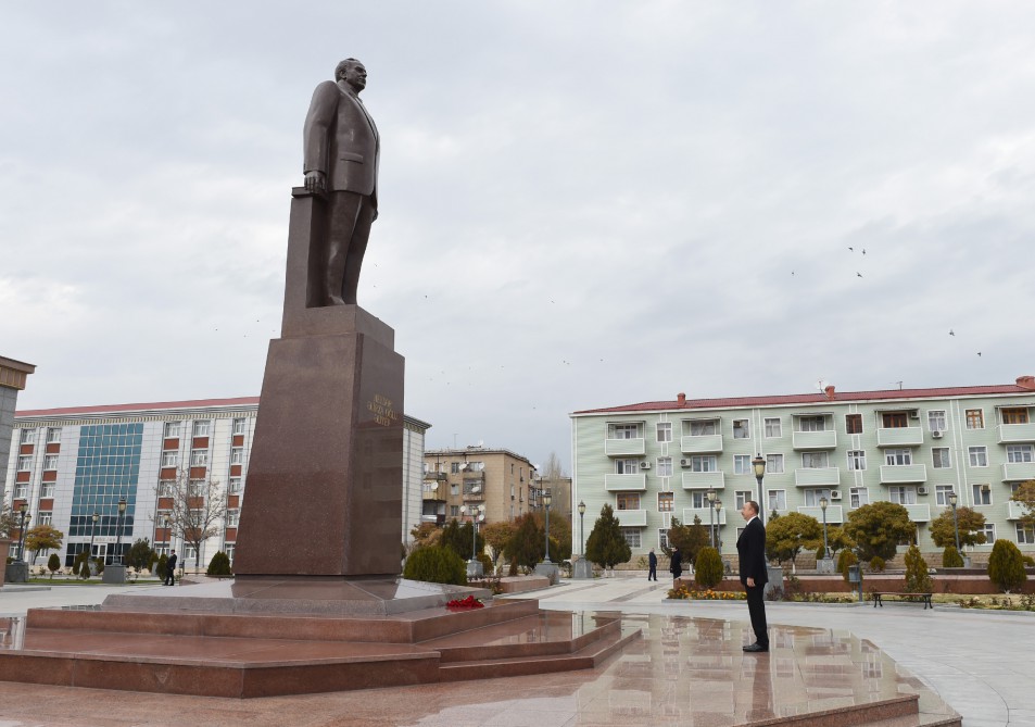 Azerbaijani president visits statue of national leader Heydar Aliyev in Nakhchivan