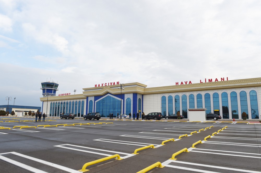 Ильхам Алиев ознакомился с реконструированным терминалом Нахчыванского международного аэропорта  (ФОТО)