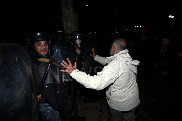 Демонстранты в Армении требуют отставки Саргсяна (ФОТО) - Gallery Image