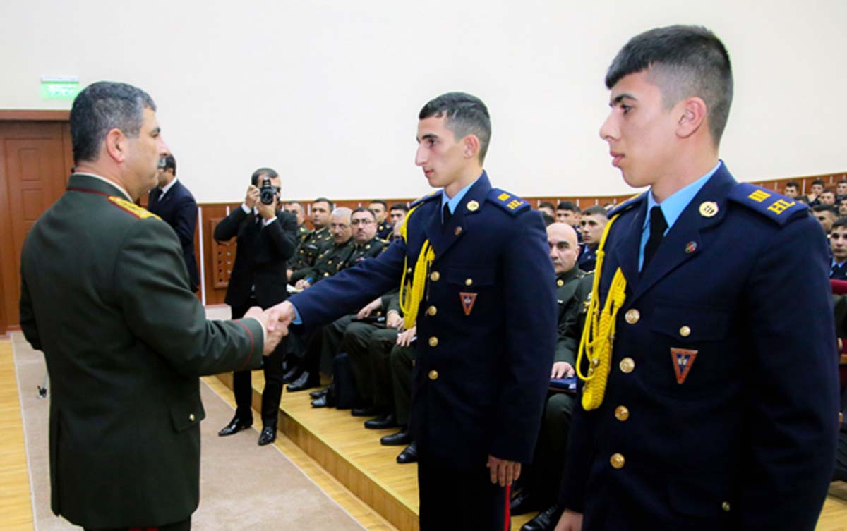 Азербайджанская армия обладает самым современным оружием - министр