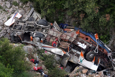 В Боливии перевозивший врачей автобус упал с обрыва
