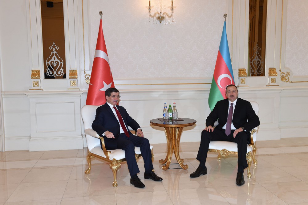 Azerbaycan Cumhurbaşkanı ile Başbakan Davutoğlu ikili görüşmeler gerçekleştirdi