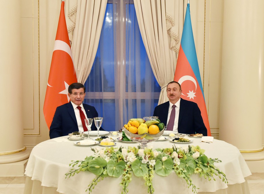 President Aliyev hosts dinner for Davutoglu