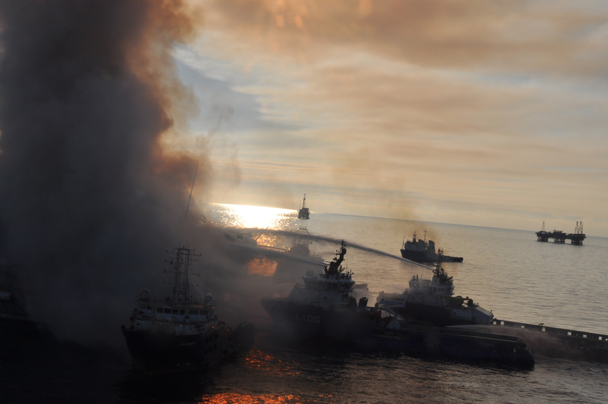 Для тушения пожара на азербайджанской морской платформе привлечены дополнительные суда