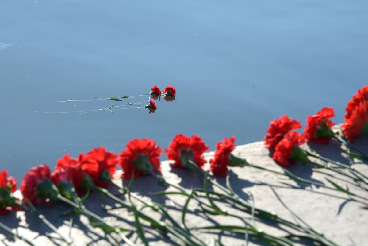 Жители Баку несут цветы на Приморский бульвар в знак памяти о пропавших без вести нефтяниках  (ФОТО)