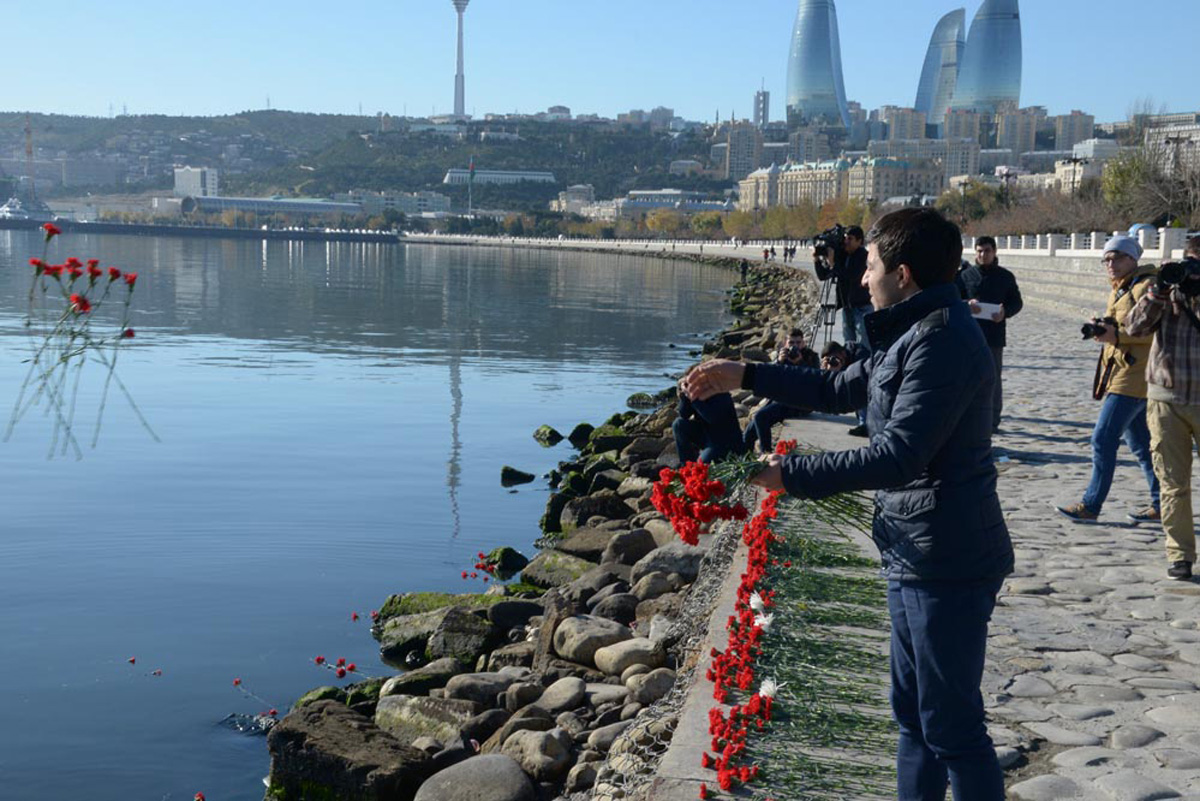 Azerbaycan Güneşli platformunda yangın nedeni ile kayıp personalin anısına Hazar Denizi karafillerle kırmızıya boyandı