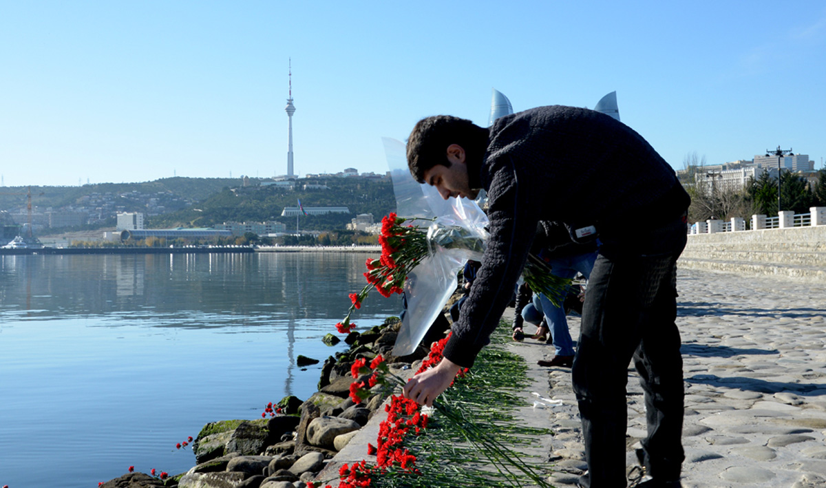 Baku residents honor missing oil workers (PHOTO)
