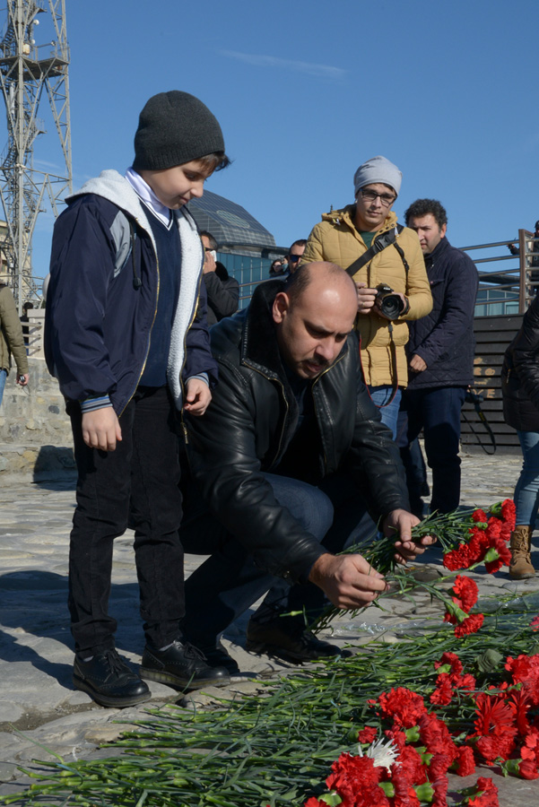 Baku residents honor missing oil workers (PHOTO)