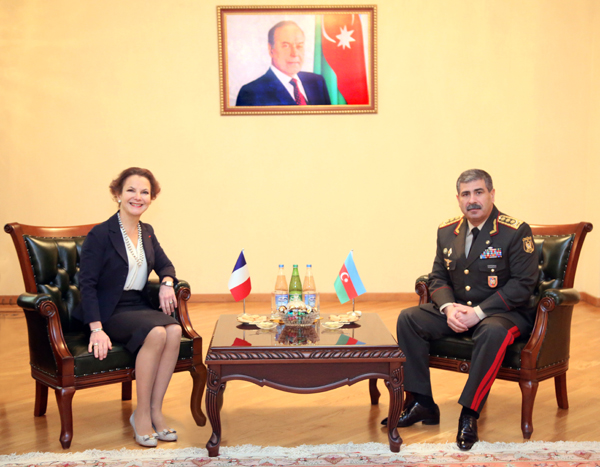 Армянский народ превратился в заложника руководства своей страны - министр обороны Азербайджана