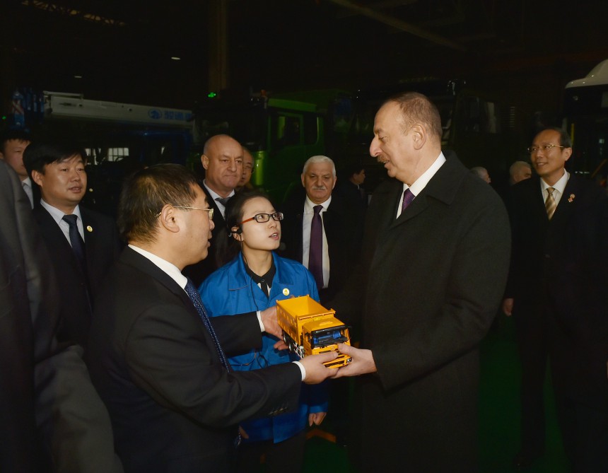 Prezident İlham Əliyev Çinin Sian şəhərində avtomobil zavodu ilə tanış olub (FOTO)