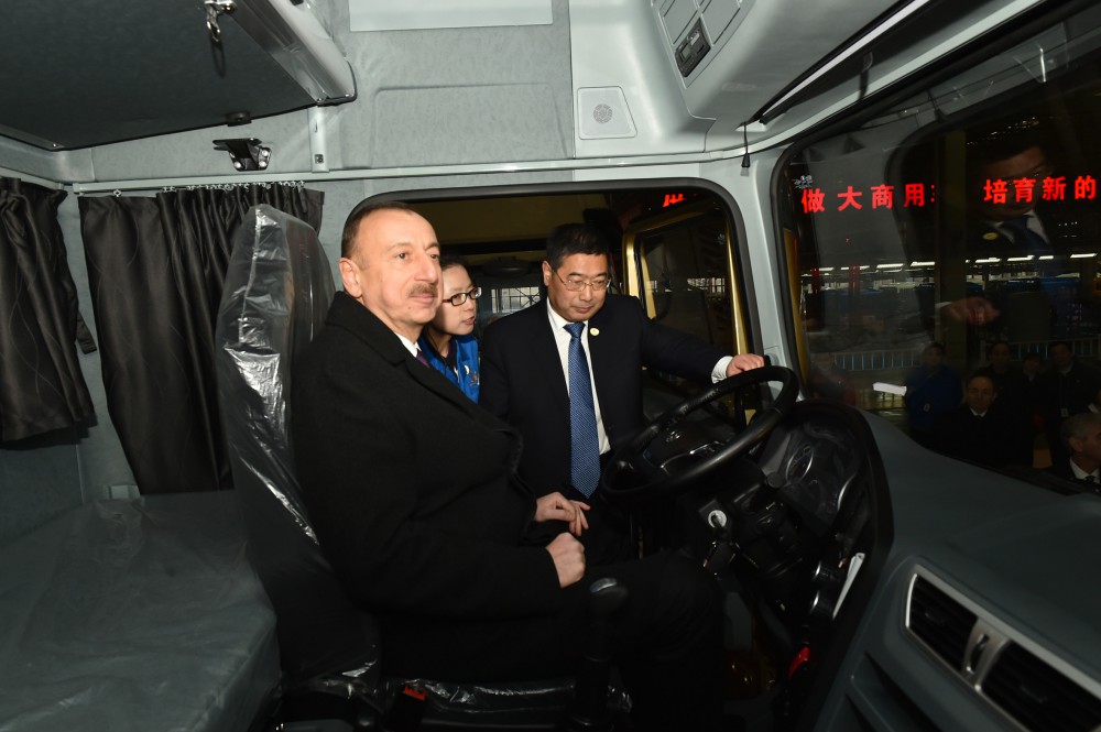 Prezident İlham Əliyev Çinin Sian şəhərində avtomobil zavodu ilə tanış olub (FOTO)