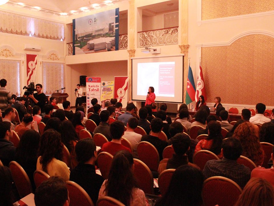 В Баку прошел бесплатный PR-семинар проректора турецкого университета (ФОТО)