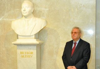 Heydər Əliyev Sarayında Ümummilli Liderin büstü qarşısında anım tədbiri keçirilib