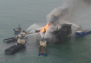 Пожарные МЧС Азербайджана высадились на горящую нефтяную платформу «Гюнешли»