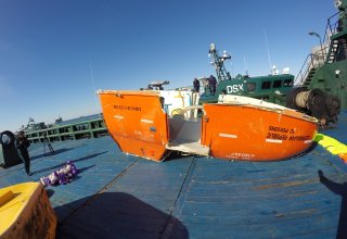Обнародованы фотографии разбитой спасательной шлюпки с азербайджанской морской платформы (ФОТО-ВИДЕО)
