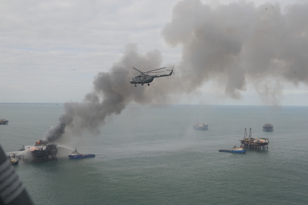 Первая фаза ликвидации пожара на азербайджанской морской платформе завершена