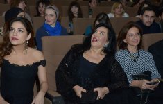 Тюркан Шорай вместе с дочерью вызвали небывалый ажиотаж в Баку (ФОТО) - Gallery Thumbnail