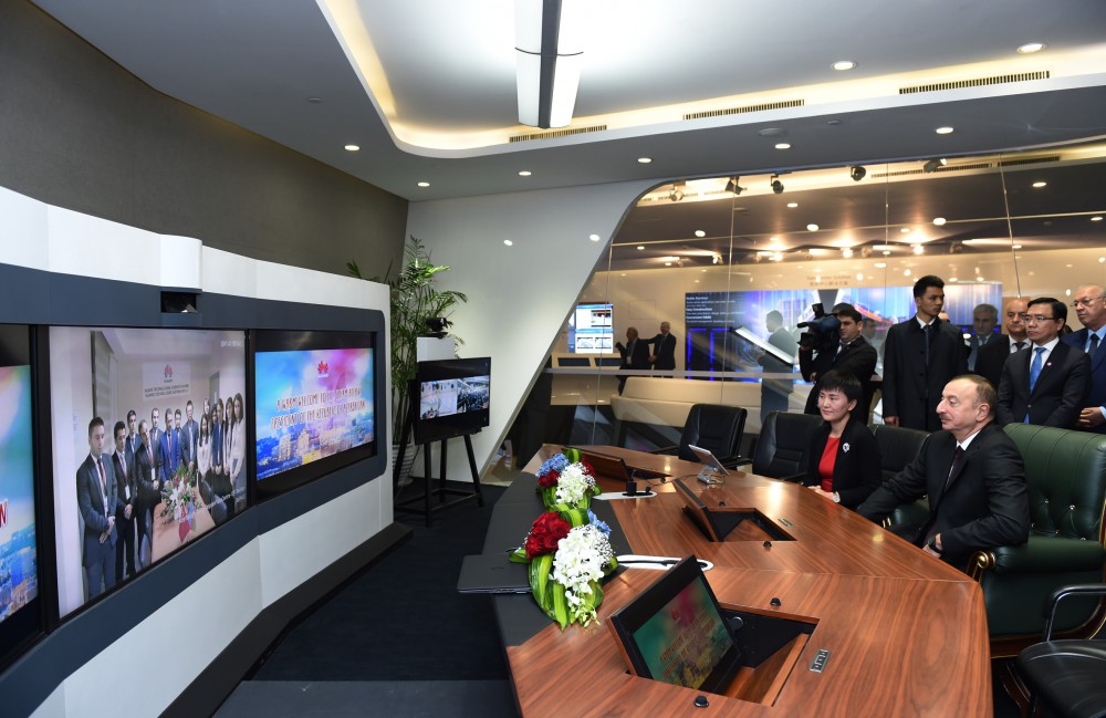 Prezident İlham Əliyev “Huawei” şirkətinin Pekindəki Sərgi Mərkəzində olub (FOTO)