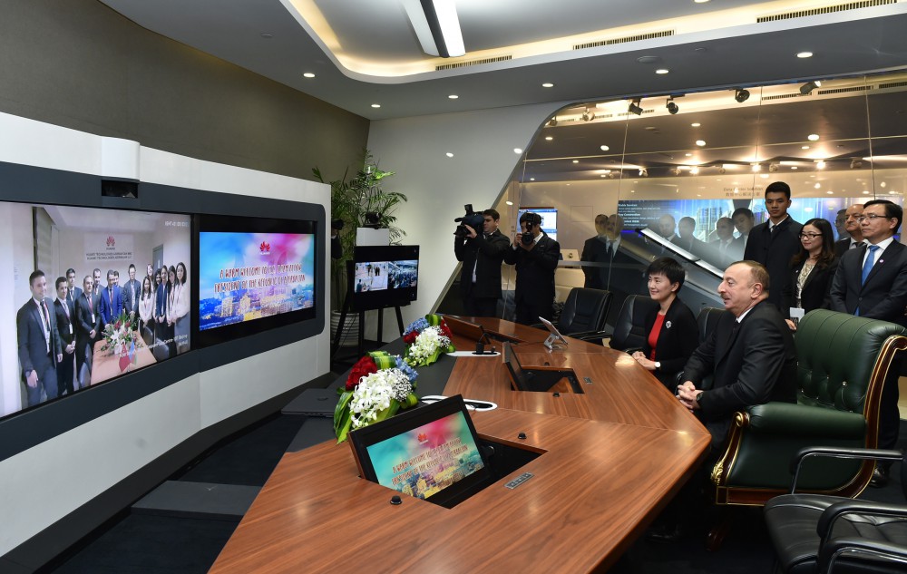 Prezident İlham Əliyev “Huawei” şirkətinin Pekindəki Sərgi Mərkəzində olub (FOTO)