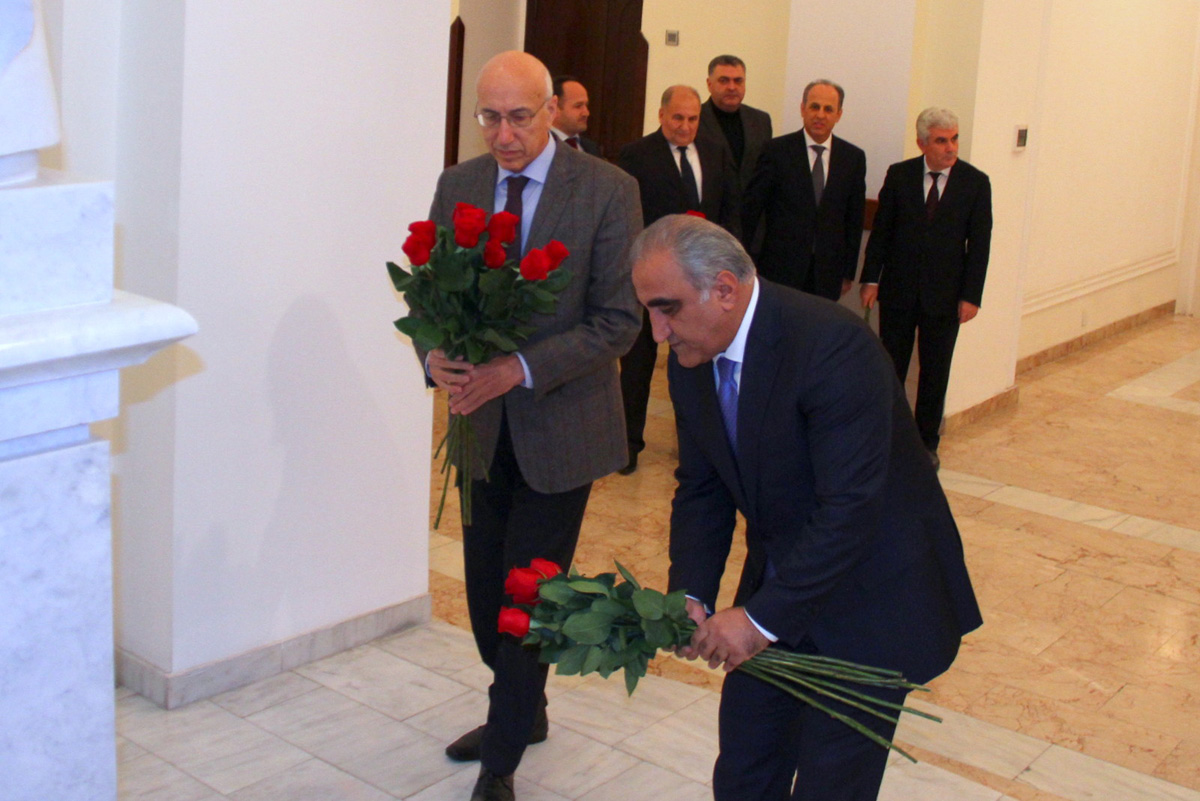 В UNEC почтили память общенациональному лидеру Гейдару Алиеву  (ФОТО)