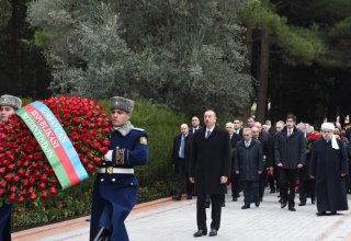 Azerbaycan Cumhurbaşkanı Milli Lider Haydar Aliyev'in mezarını ziyaret etti