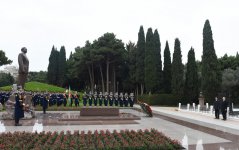 Azerbaijani president pays tribute to national leader Heydar Aliyev