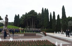 Президент Азербайджана Ильхам Алиев посетил могилу общенационального лидера Гейдара Алиева