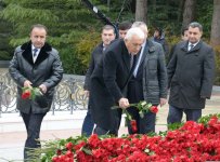 Azerbaijani public visits Alley of Honor to commemorate 12th death anniversary of Heydar Aliyev (PHOTO-VİDEO)
