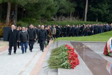 Общественность Азербайджана посещает Аллею почетного захоронения в двенадцатую годовщину кончины Общенационального лидера Гейдара Алиева (ФОТО-ВИДЕО)