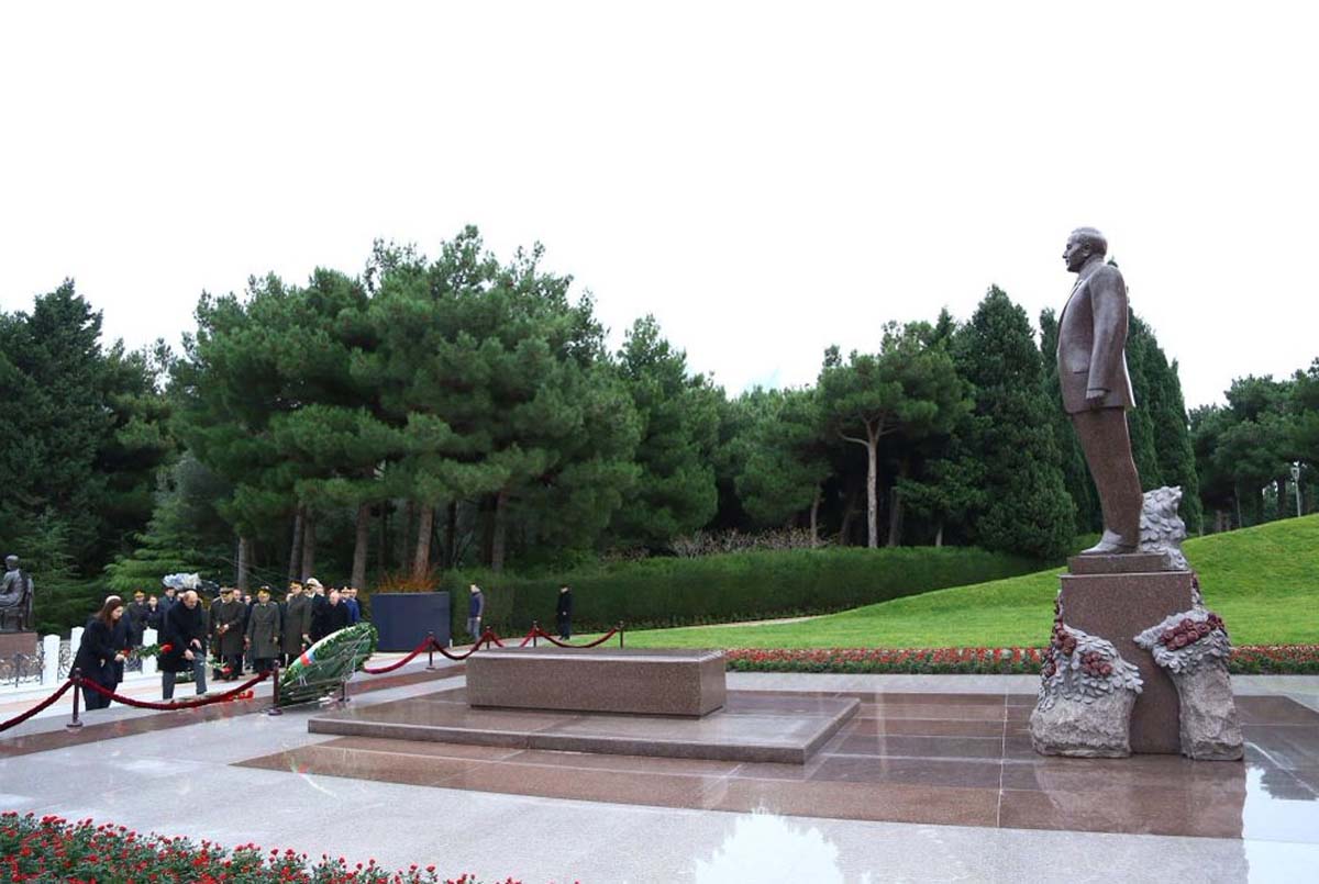 Türkiye Bakü Büyükelçili Milli Lider Haydar Aliyev'i mezarı başında andı