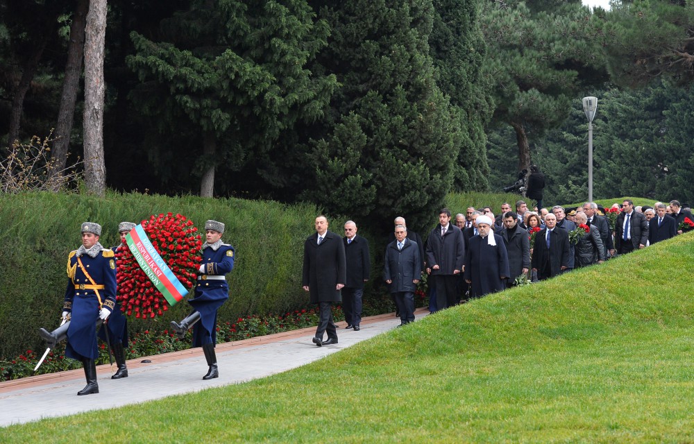 Azerbaijani president pays tribute to national leader Heydar Aliyev