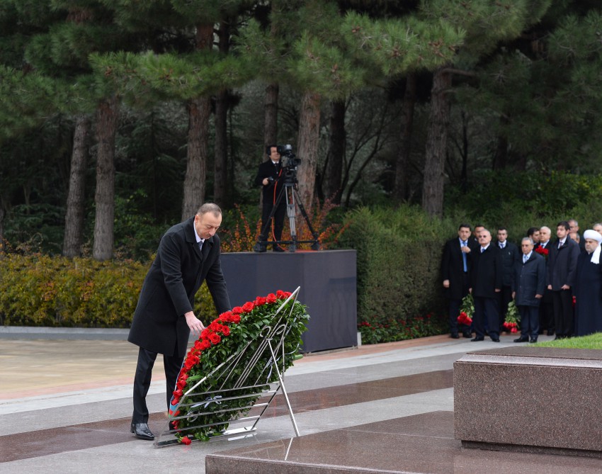 Президент Азербайджана Ильхам Алиев посетил могилу общенационального лидера Гейдара Алиева