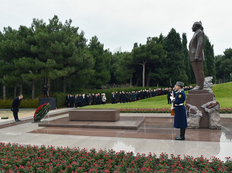Azerbaycan Cumhurbaşkanı Milli Lider Haydar Aliyev'in mezarını ziyaret etti