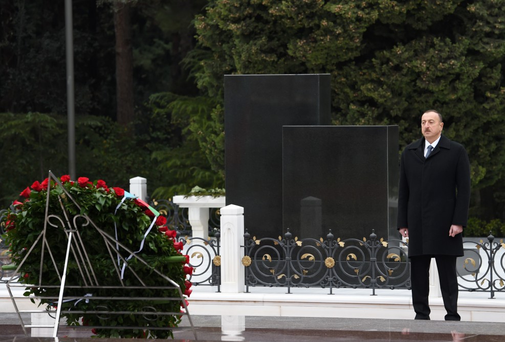 Azerbaijani president pays tribute to national leader Heydar Aliyev