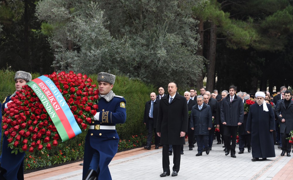 Azerbaijani president pays tribute to national leader Heydar Aliyev