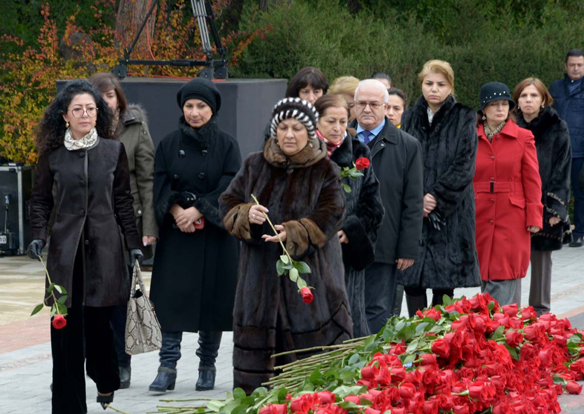 Общественность Азербайджана посещает Аллею почетного захоронения в двенадцатую годовщину кончины Общенационального лидера Гейдара Алиева (ФОТО-ВИДЕО)