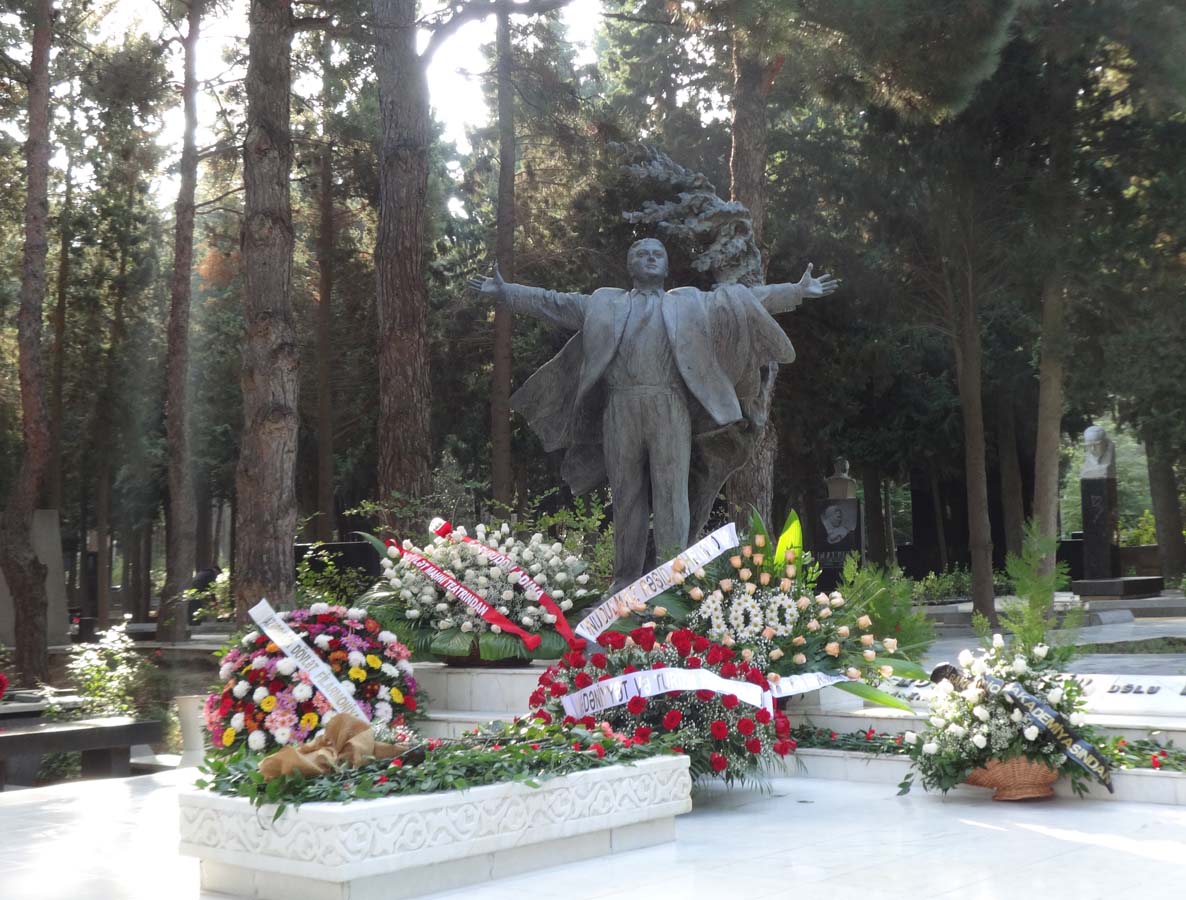 В Баку почтили память Рашида Бейбутова (ФОТО)