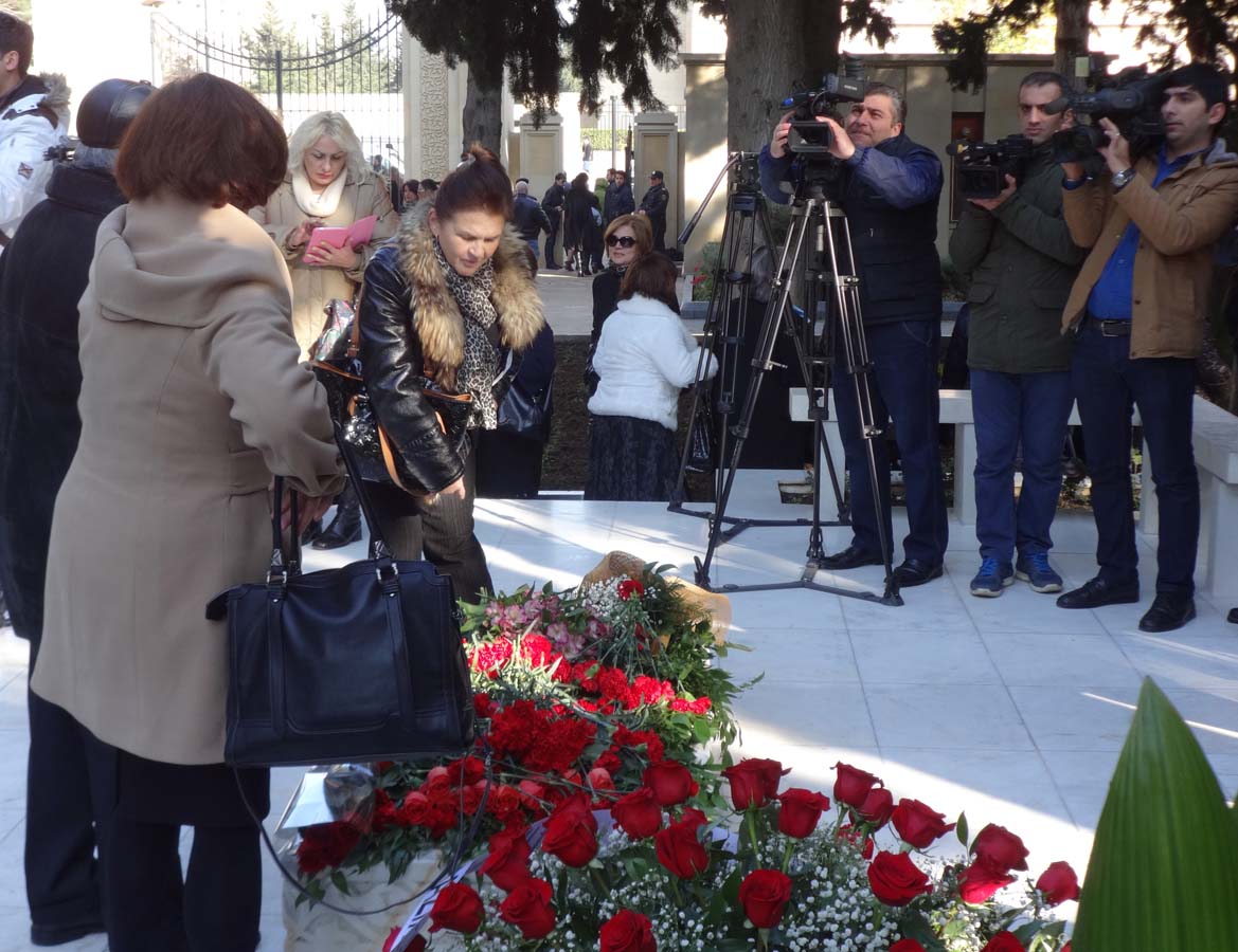 В Баку почтили память Рашида Бейбутова (ФОТО)