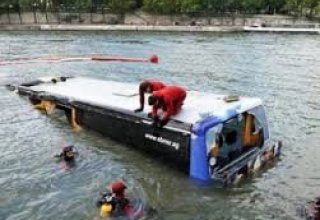 Автобус со школьниками рухнул в реку на западе Индии