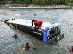Двадцать человек погибли в Индии при падении автобуса в реку
