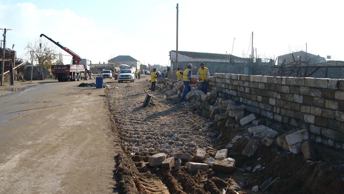 В бакинском поселке Нардаран ремонтируют улицы
